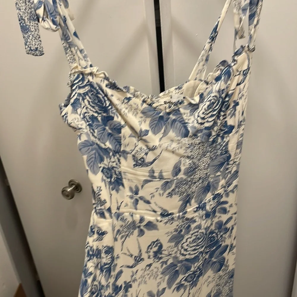 Reformation floral dress size 4. Fits as a 2/4. Worn once. Excellent condition - Picture 4 of 5